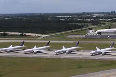Máy bay của Hãng hàng không United Airlines tại sân bay quốc tế George Bush ở Houston, Texas, Mỹ. (Ảnh: AFP/TTXVN)