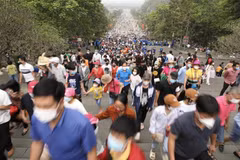 Hàng nghìn du khách đến dâng hương tại Đền Hùng vào ngày giỗ Tổ 10/3. (Ảnh: Minh Quyết/TTXVN)
