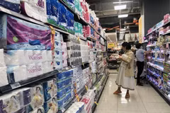 Các nhà bán lẻ tại TP Hồ Chí Minh sẵn sàng điều chỉnh giá hàng hóa sau khi thuế VAT giảm 2%. (Ảnh: Mỹ Phương/TTXVN)