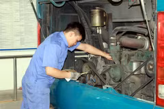 Đăng kiểm viên kiểm tra động cơ xe ôtô. (Ảnh: Nguyễn Lành/TTXVN)