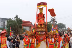 Đoàn rước kiệu Lạc Long Quân tại lễ hội Kinh Dương Vương, huyện Thuận Thành, tỉnh Bắc Ninh. (Ảnh: Thái Hùng/TTXVN)