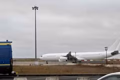 Máy bay Airbus A340 bị đình chỉ bay vì nghi ngờ "buôn người" tại Sân bay Vatry ở Pháp. (Ảnh: AFP)