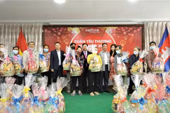 Bà con người gốc Việt ở Campuchia nhận quà Tết từ Ban tổ chức chương trình ‘‘Xuân yêu thương Quý Mão 2023’’. (Ảnh: Huỳnh Thảo/TTXVN)
