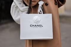 Fashion blogger Maria Rosaria Rizzo mang túi giấy Chanel trên đường phố Paris, Pháp như một phụ kiện thời trang hồi tháng 2/2023. (Ảnh: Getty Images)