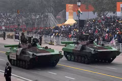 Các xe tăng tham gia cuộc diễu hành nhân kỷ niệm 74 năm Ngày Cộng hòa tại thủ đô New Delhi, Ấn Độ ngày 26/1/2023. (Ảnh: AFP/TTXVN)