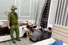 Các đối tượng bị bắt quả tang tụ tập sử dụng ma túy. (Ảnh: TTXVN)