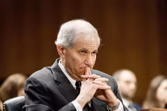 Chủ tịch Cơ quan bảo hiểm tiền gửi liên bang (FDIC) Martin Gruenberg tại phiên điều trần trước Ủy ban Đô thị-Nhà ở và Ngân hàng Thượng Mỹ ở Washington, DC., ngày 28/3/2023. (Ảnh: THX/TTXVN)