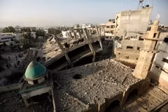 Cảnh đổ nát tại đền thờ Hồi giáo al-Omari ở Jabalia, phía Bắc Dải Gaza sau vụ oanh tạc của Israel. (Ảnh: AFP/TTXVN)