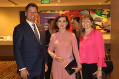 Phó Chủ tịch tỉnh Bình Phước Trần Tuyết Minh (giữa) gặp gỡ doanh nghiệp tại Australia. (Ảnh: Thanh Tú/TTXVN)