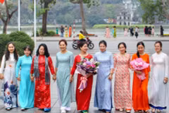 [Photo] Hà Nội thướt tha những tà áo dài và rực rỡ hoa tươi dịp 8/3