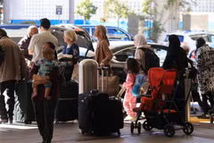 Người dân làm thủ tục tại sân bay ở Los Angeles, Mỹ, trong kỳ nghỉ Lễ Tạ ơn, ngày 21/11/2023. (Ảnh: AFP/TTXVN)