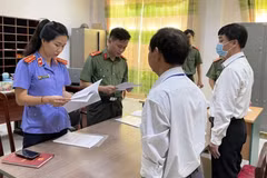 Cơ quan An ninh điều tra Công an tỉnh Bà Rịa-Vũng Tàu tống đạt quyết định khởi tố bị can, bắt tạm giam và khám xét đối với các bị can. (Nguồn: Báo Công an Nhân dân)