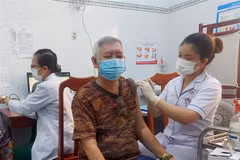 Người dân đến tiêm vaccine phòng COVID-19 tại Trạm Y tế xã Thanh Đức, huyện Long Hồ, Vĩnh Long. (Ảnh: Lê Thúy Hằng/TTXVN)