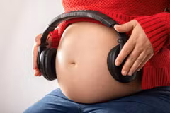 Thai nhi có thể nhận biết và tiếp thu ngôn ngữ từ khi chưa ra đời. (Ảnh: iStock)