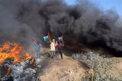 Người biểu tình Palestine phản đối việc binh sỹ quân đội Israel sát hại 5 người Palestine ở khu vực biên giới phía Đông Dải Gaza, ngày 19/6/2023. (Ảnh: THX/TTXVN)