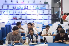 Phóng viên tác nghiệp tại Trung tâm báo chí SEA Games 32. (Ảnh: Minh Quyết/TTXVN)