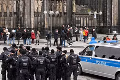 Cảnh sát tuần tra lối vào Nhà thờ Cologne trước Thánh lễ đêm Giáng sinh, ở Cologne, Đức, sáng 24/12. (Ảnh: AP)