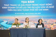 Đại diện Ban tổ chức và sở, ngành Thành phố Hồ Chí Minh chủ trì phiên thảo luận tại tọa đàm. (Ảnh: Mỹ Phương/TTXVN)
