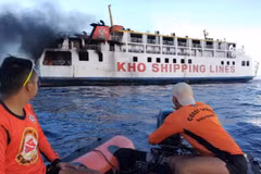 Lực lượng Cảnh sát biển Philippines hỗ trợ dập lửa trên phà M/V Esperanza Star tại vùng biển ngoài khơi Panglao, tỉnh Bohol, miền trung Philippines, ngày 18/6. (Nguồn: AP)