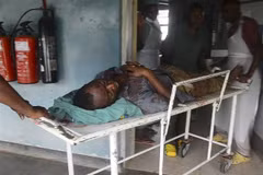 Nạn nhân bị thương trong vụ tấn công tại trường học ở Lhubiriha, tỉnh Mpondwe, Uganda, ngày 17/6/2023. (Ảnh: AFP/TTXVN)