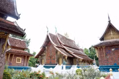 Những ngôi miếu nhỏ trong khuôn viên Chùa Wat Xiengthong. Ảnh: Phạm Kiên/TTXVN)