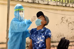 Test sàng lọc COVID-19 ở Sóc Trăng vẫn được tiến hành thường xuyên. (Ảnh: Trung Hiếu/TTXVN)