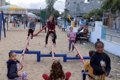 Các em nhỏ vui đùa tại sân chơi ở Rafah, Dải Gaza, ngày 27/11/2023. (Ảnh: THX/TTXVN)