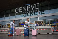 Hành khách tới Sân bay Quốc tế Geneva ở Thuỵ Sĩ ngày 30/6/2023. (Ảnh: AFP/TTXVN)