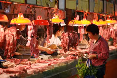 Người dân mua thực phẩm tại một khu chợ ở Quảng Châu, tỉnh Quảng Đông, Trung Quốc. (Ảnh: AFP/TTXVN)