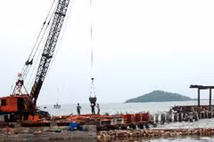 Đổ bê tông cầu tàu An Thới. (Ảnh: Lan Xuân/TTXVN)