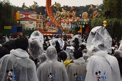 Đội mưa tham dự lễ khai trương Toy Story Land. (Nguồn: Reuters)