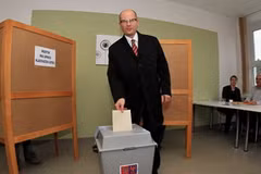 Chủ tịch Đảng CSSD Bohuslav Sobotka bỏ phiếu tại điểm bầu cử ở Austerlitz, miền Nam Cộng hòa Séc. (Nguồn: AFP/TTXVN)