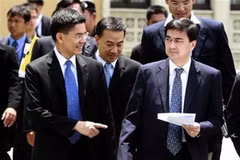 Thủ tướng Thái Lan Abhisit Vejjajiva và người phát ngôn Panithan Wattanayakorn. (Nguồn: AP)