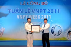 Khách hàng nhận giải đặc biệt. (Ảnh: P.V/Vietnam+)