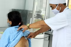 Điều trị cho bệnh nhân lao. (Ảnh: Dương Ngọc/TTXVN)