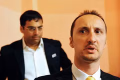 Đại kiện tướng Vishvanatan Anand của Ấn Độ (trái) và đại kiện tướng Veselin Topalov của Bulgaria. (Nguồn: Getty Images)