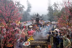 Du khách dâng hượng tại chùa Thiên Trù. (Ảnh: Thanh Tùng/TTXVN)