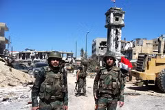 Binh sỹ Syria tuần tra trên đường phố thị trấn Qusair. (Nguồn: AFP/TTXVN)