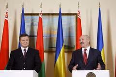 Tổng thống Ukraine Victor Yanukovich và Tổng thống Belarus Alexander Lukashenko tại cuộc họp báo ngày 29/4. (Nguồn: Reuters)
