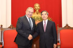 Trưởng Ban Kinh tế Trung ương Nguyễn Văn Bình tiếp ông Kurt Campbell. (Ảnh: Dương Giang/TTXVN)