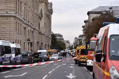 Cảnh sát phong tỏa khu vực xảy ra vụ tấn công bằng dao ở sở cảnh sát Paris, Pháp ngày 3/10/2019. (Ảnh: AFP/TTXVN)