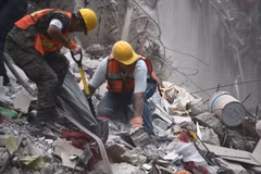 Lực lượng cứu hộ tìm kiếm người mất tích sau trận động đất hôm 19/9 ở Mexico City, Mexico. (Nguồn: AFP/TTXVN)