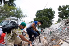 Tình nguyện viên dọn dẹp hiện trường đổ nát sau vụ động đất tại Mexico City. (Nguồn: THX/TTXVN)