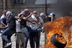 Người biểu tình bạo động Palestine trong xung đột với binh sĩ Israel ở Shuafat, khu vực lân cận Jerusalem. (Nguồn: AFP/TTXVN) 