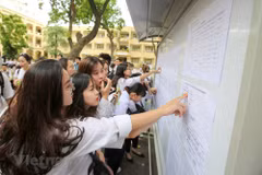 Thí sinh xem số báo danh trước khi vào phòng thi trung học phổ thông quốc gia năm 2018 tại trường Trung học phổ thông Việt Đức, Hà Nội. (Ảnh: Minh Sơn/Vietnam+)