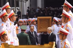 Linh cữu nguyên Tổng Bí thư Đỗ Mười được chuyển ra linh xa (Ảnh: Minh Sơn/Vietnam+)