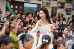 Tân Hoa hậu Mỹ Linh tặng quà cho các em nhỏ bị bệnh hiểm nghèo. (Ảnh: Chí Linh)