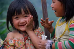 Trẻ em chính là nguồn vui sống của mỗi gia đình. (Ảnh: Mai Mai/Vietnam+)