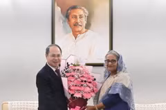 Đại sứ Việt Nam tại Bangladesh Nguyễn Mạnh Cường tặng hoa chúc mừng Thủ tướng Sheikh Hasina. (Ảnh: TTXVN phát)
