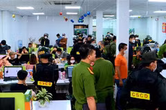 Công an khám xét trụ sở công ty có hoạt động lừa đảo. (Ảnh: TTXVN phát) 